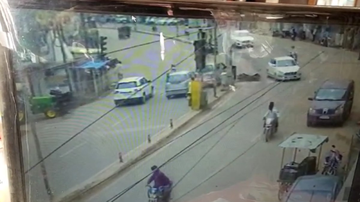 Accident का Live Video : ट्रैफिक सिग्नल पर रुके वाहनों को कार ने मारी ठोकर, स्कूटी सवार महिलाओं को आई चोटें