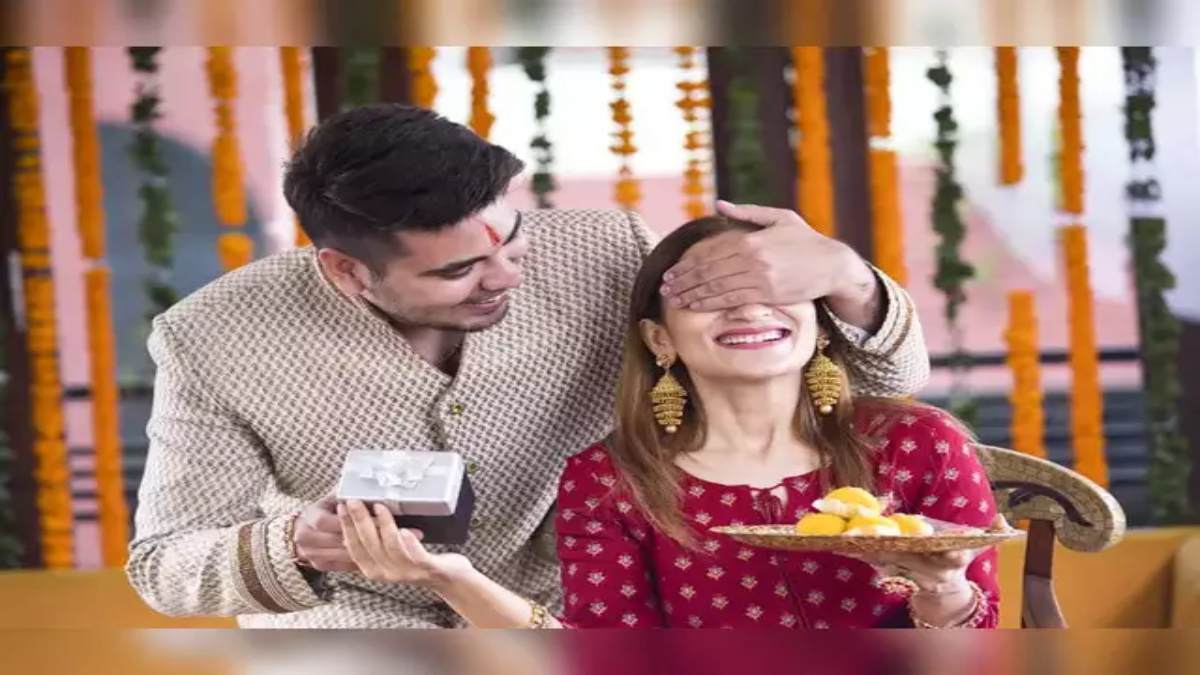 Raksha Bandhan 2024 : रक्षाबंधन पर अपनी बहन के बनाए एक सरप्राइज टूर का प्लान, इन प्रसिद्ध धार्मिक स्थलों का करें चयन…
