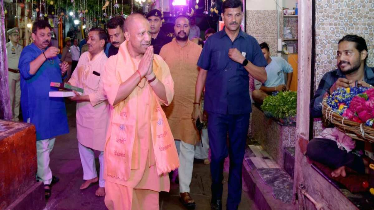 रात में बनारस की सड़कों पर निकलकर CM योगी ने   विकास कार्यों का लिया जायजा, समीक्षा बैठक कर अधिकारियों को दिए ये निर्देश…