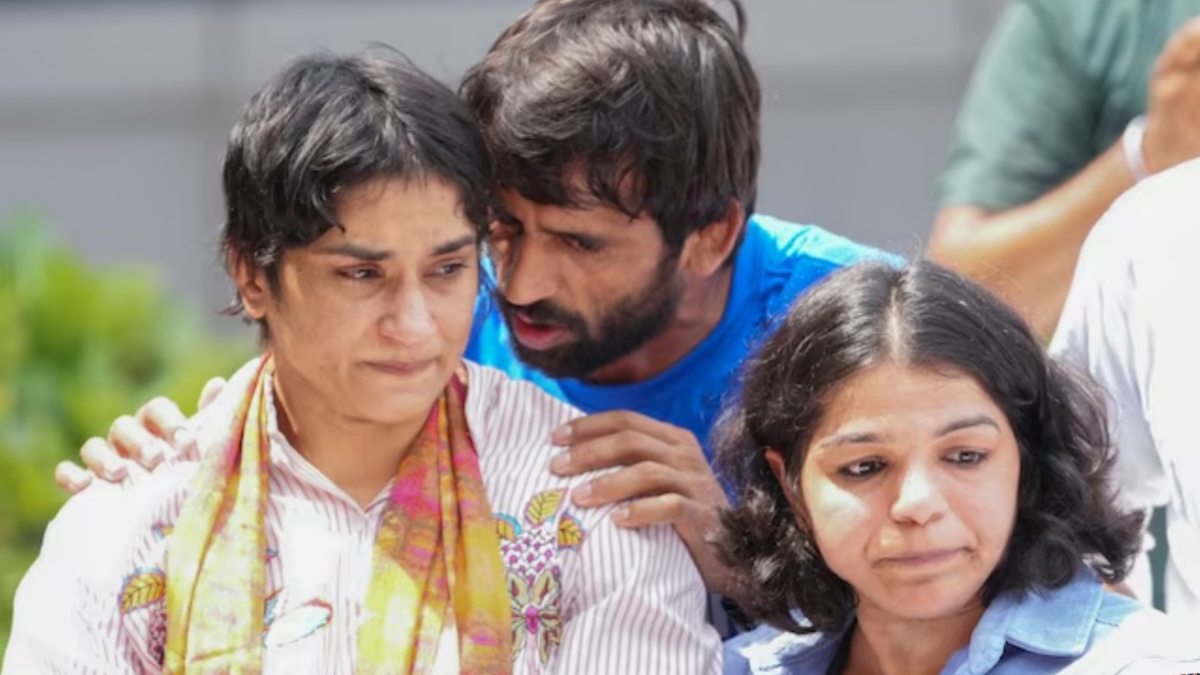 ‘हमारी लड़ाई अभी खत्म नहीं’, गांव पहुंचकर क्या बोलीं विनेश फोगाट, जानिए क्या महिला पहलवान संन्यास से लेंगी यू टर्न…