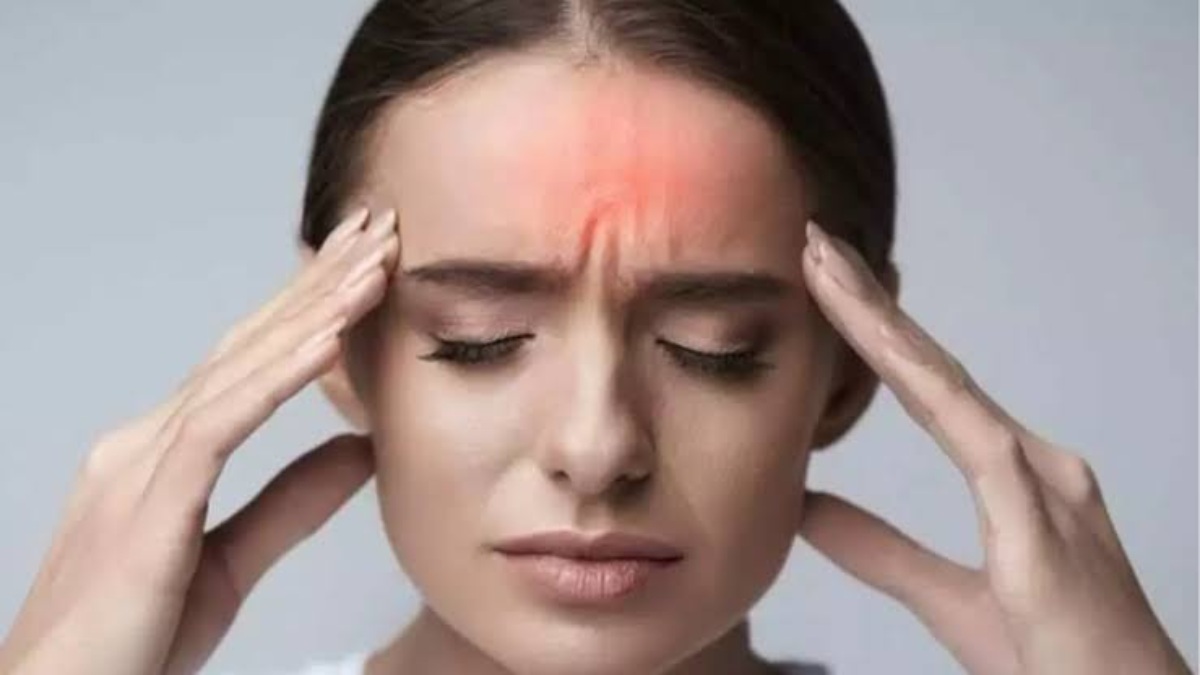 बारिश में बढ़ जाता है माइग्रेन का दर्द, जानें क्या है इसका कारण और कैसे करें बचाव