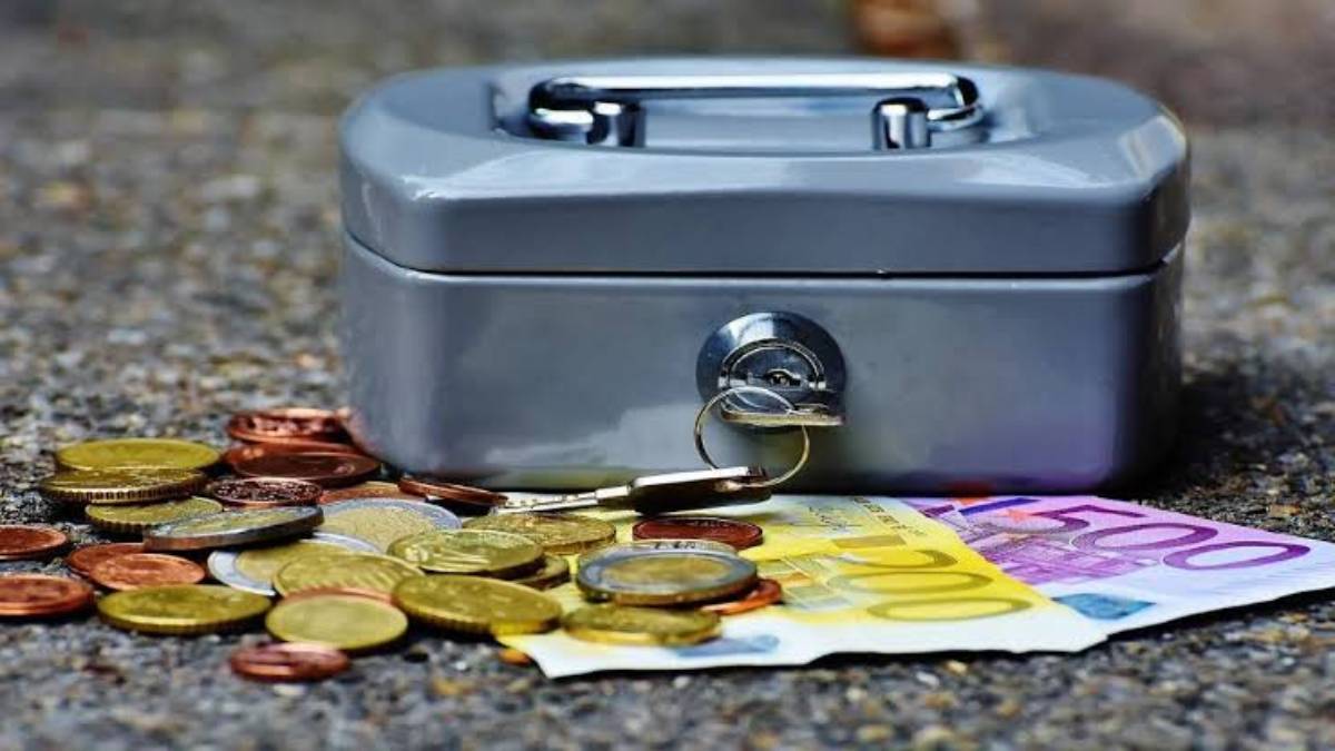 Vastu tips: बेडरूम में रखते हैं कैश बॉक्स, तो यहां जानिए क्या हैं इसके वास्तु नियम