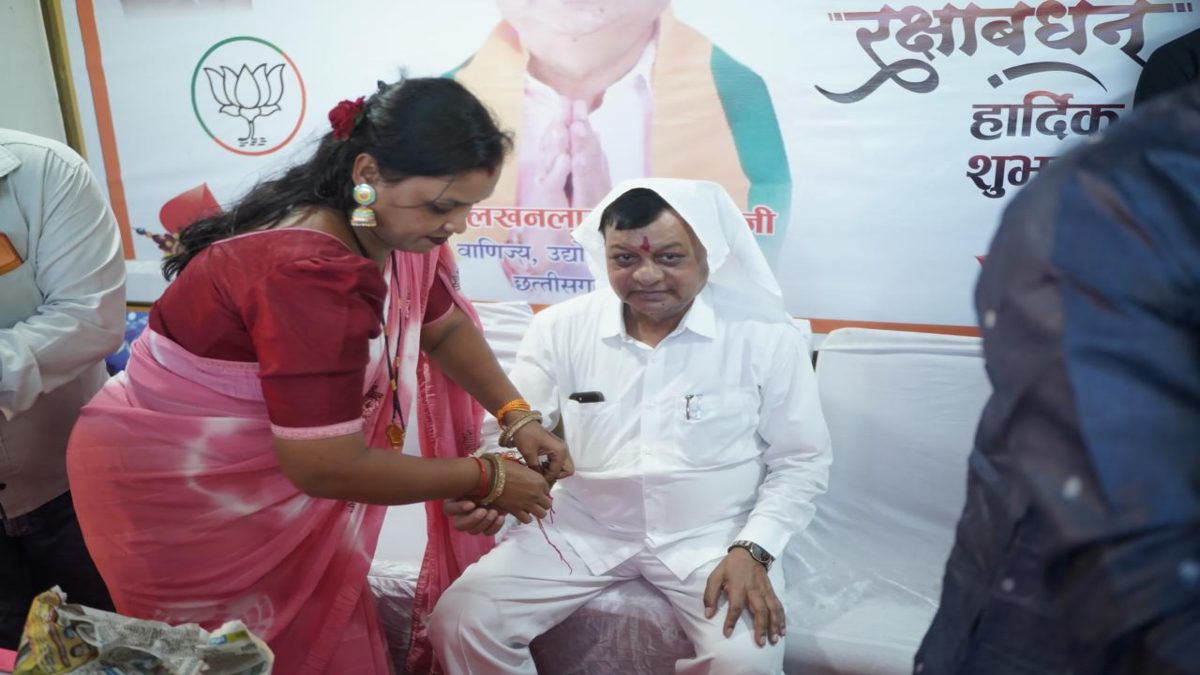 10 हजार से अधिक बहनों ने उद्योग मंत्री देवांगन को बांधी स्नेह और विश्वास की डोर, राखी बांधने के लिए बहनों का लगा रहा तांता