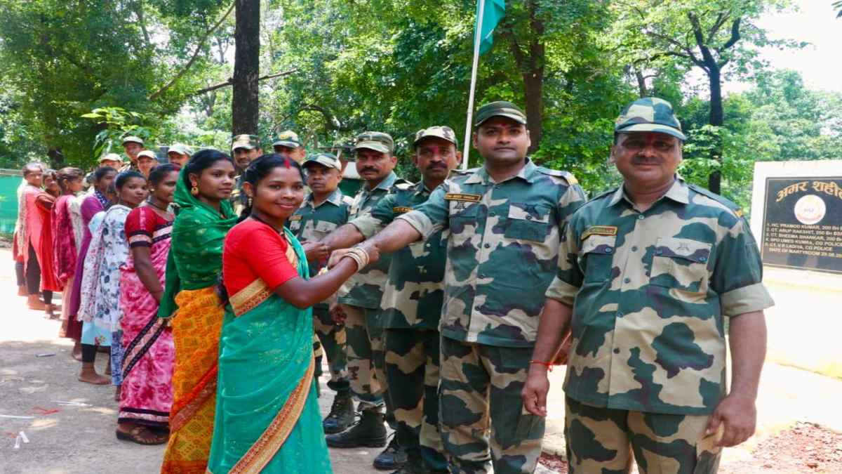 सुरक्षा बलों के जवानों की कलाइयों पर सजी राखी, गांव की बहनों ने कैंप में जाकर बांधा रक्षा सूत्र, भावुक हुए जवान
