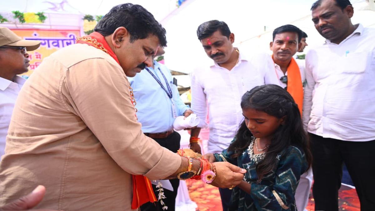 रक्षाबंधन पर गृह जिला पहुंचे विजय शर्मा, ग्रामीण बहनों ने बांधी राखी, डिप्टी सीएम ने कहा- ये पर्व हमारी संस्कृति का अभिन्न हिस्सा