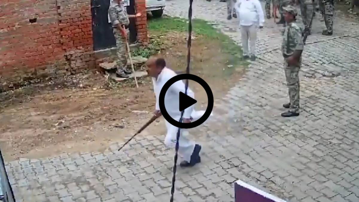 बाज नहीं आ रहे सपा नेता : कभी रेप तो कभी गुंडई, हाथ में बंदूक लेकर नगर निगम की टीम को दौड़ाया, Video हो रहा वायरल