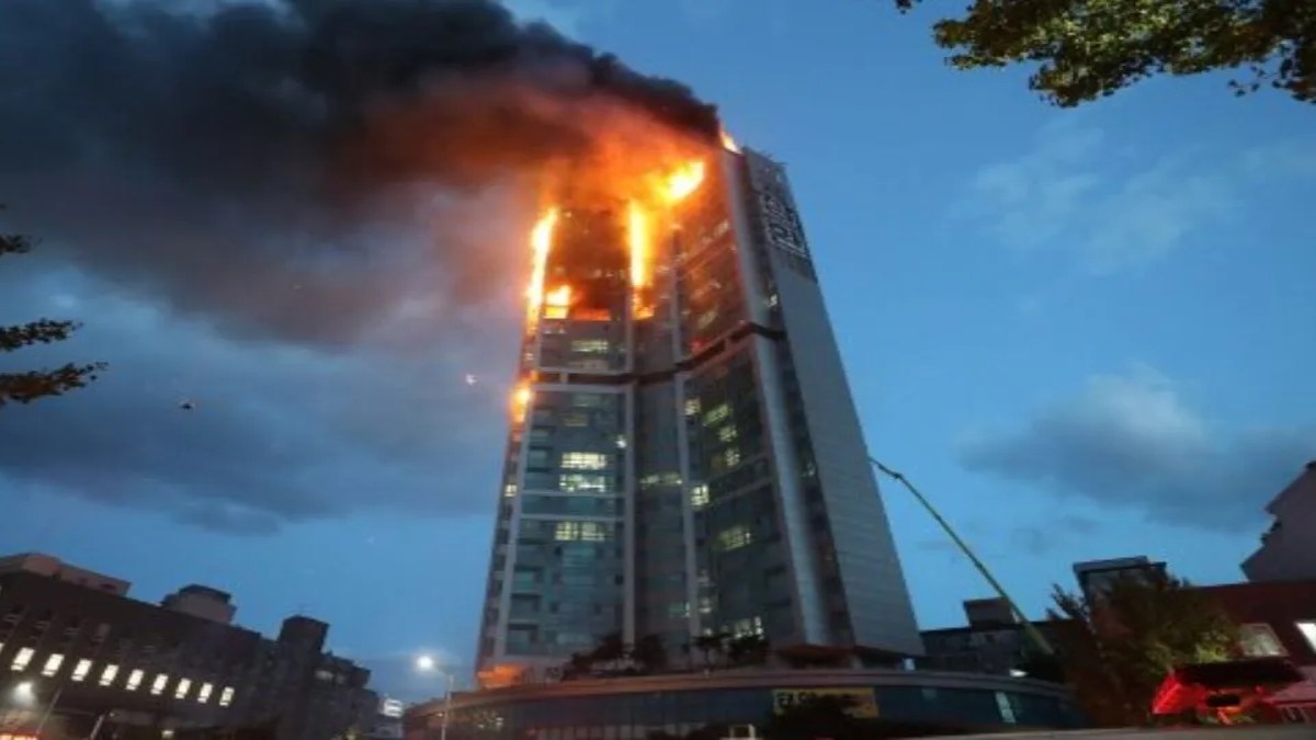 Fire In Hotel: 9 मंजिला होटल में भीषण आग, नहीं मिला भागने का मौका, 7 लोग जिंदा जले, एक दर्जन से ज्यादा घायल