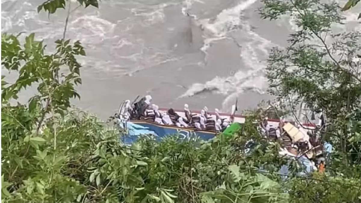 बड़ा हादसा : 40 यात्रियों से भरी बस नदी में गिरी, रेस्क्यू ऑपरेशन जारी …