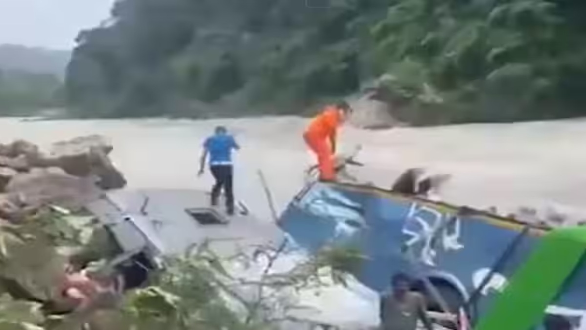 ACCIDENT BREAKING : नदी में गिरी काठमांडू जा रही यूपी की बस, 14 की मौत