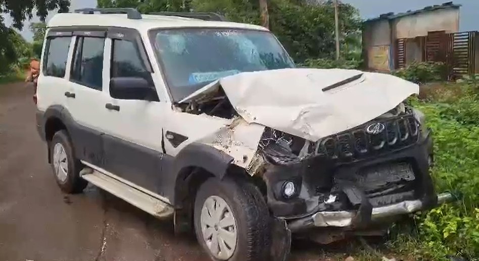 Breaking: ड्यूटी से लौट रहे पुलिस वाहन का एक्सीडेंट, अधिकारी समेत जवान घायल
