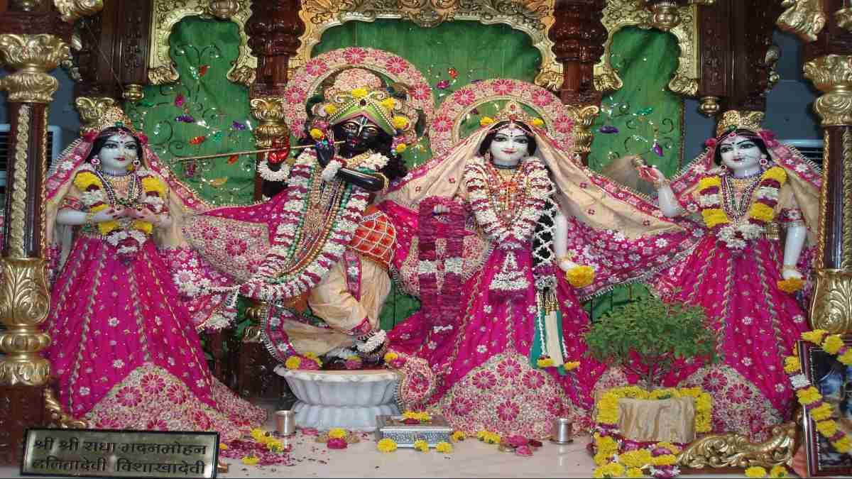 Krishna Janmashtami 2024 पर जरूर करें ये उपाय, जीवन में बरसेगा सुख ही सुख …