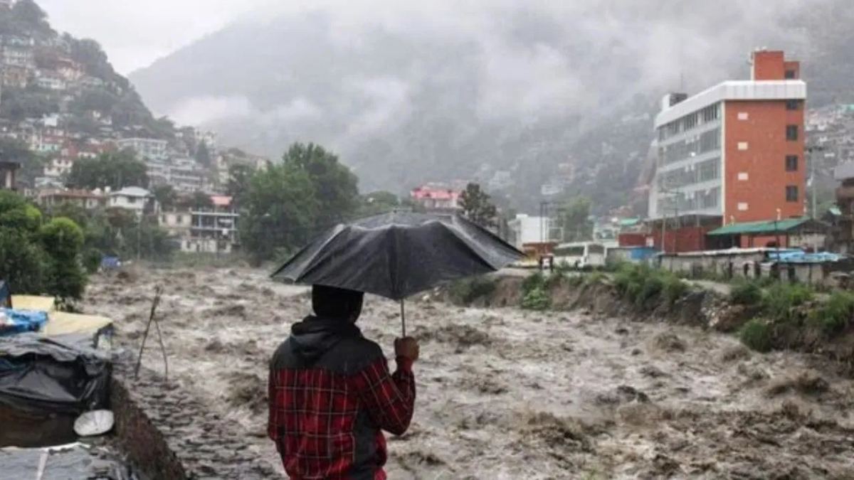 देवभूमि में ‘मुसीबत का अलर्ट’: कई जिलों में भारी बारिश का यलो Alert, भूस्खलन होने की भी चेतावनी जारी