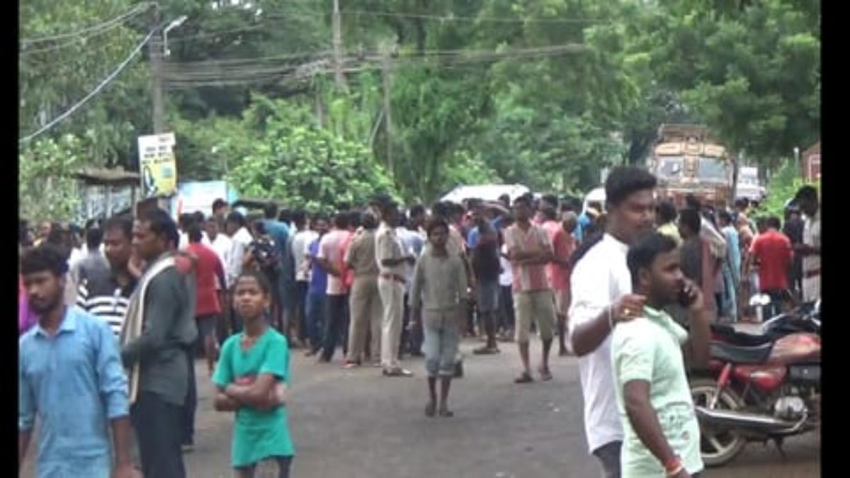 Odisha News: छात्रा की मौत के बाद क्षेत्र में तनाव, आक्रोशित लोगों ने किया प्रदर्शन, राज्य मार्ग में लगा जाम