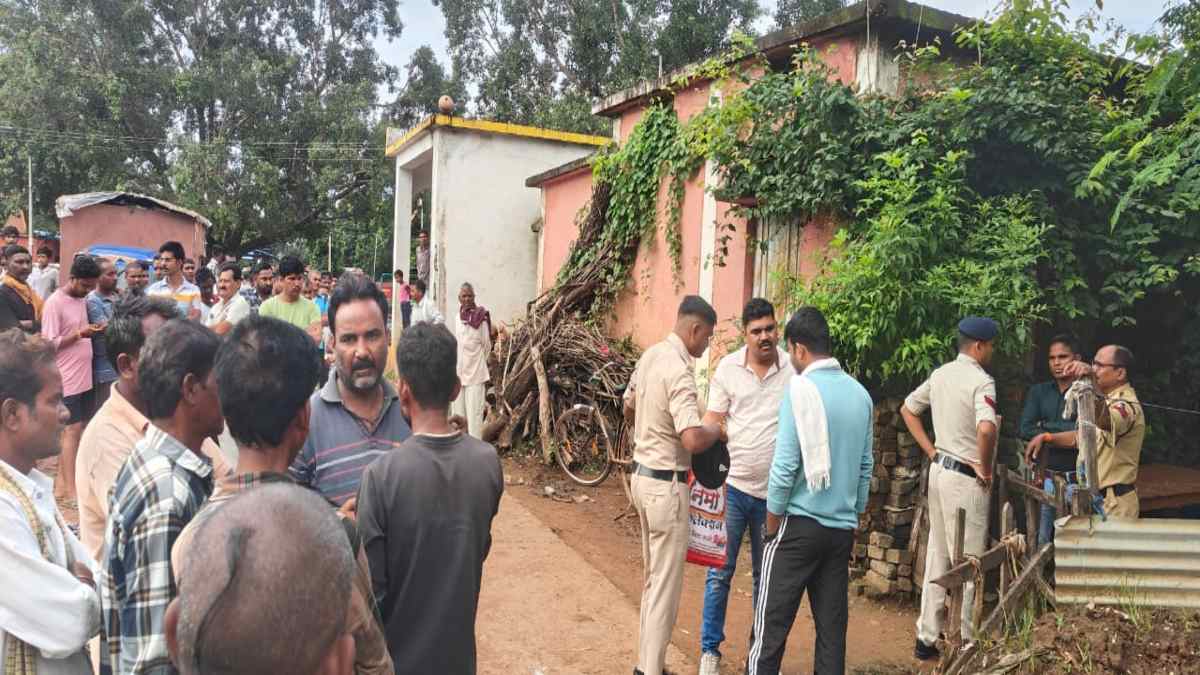 CG BREAKING : पोस्टमैन के बेडरूम में मिली बीजेपी नेता की लाश, जानिए कहां का है मामला