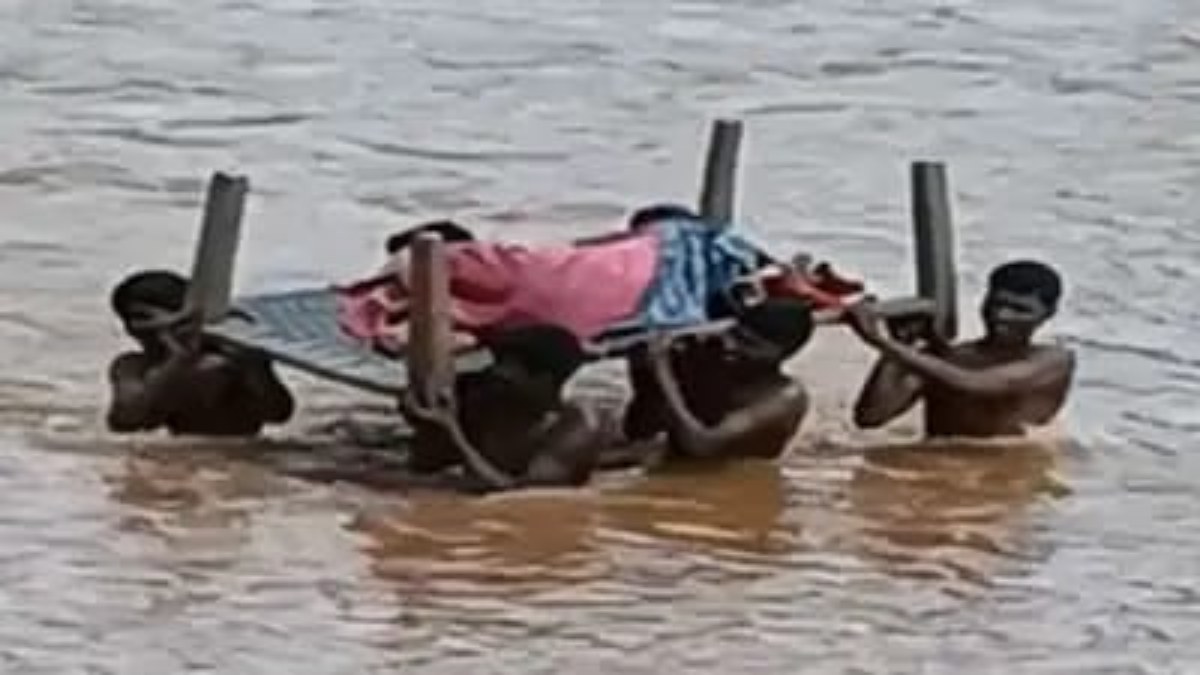 CG News : ग्रामीणों ने गर्भवती महिला को चारपाई से पार कराया नदी, सुरक्षित पहुंचाया स्वास्थ्य केंद्र …