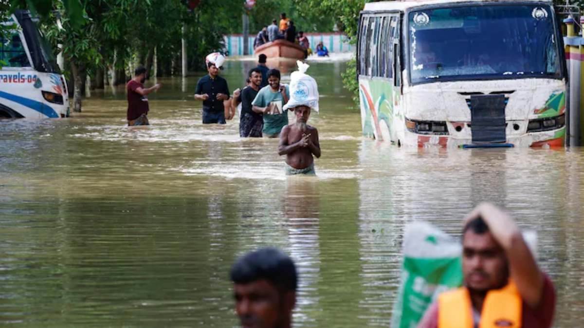 Flood In Bangladesh: बांग्लादेश में बाढ़ का कहर, 20 की मौत, 50 लाख से ज्यादा लोग प्रभावित, हाईवे और रेल लाइनें क्षतिग्रस्त
