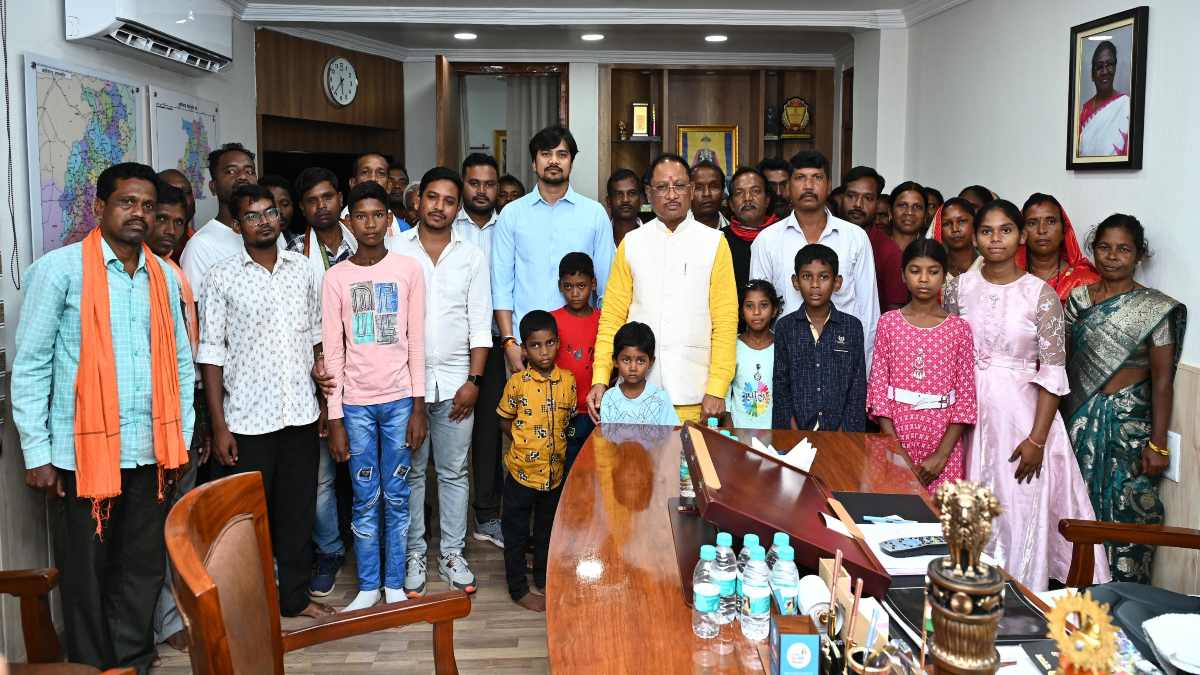 सीएम विष्णु देव साय से मिले कुनकुरी विधानसभा के ग्रामीण, खेती-किसानी सहित गांव से जुड़ी बातें की साझा
