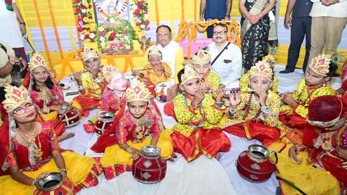 सीएम हाउस में कृष्ण जन्माष्टमी की धूम, मुख्यमंत्री ने दिव्यांग बच्चों संग मनाया त्यौहार, अपने हाथों से दिया प्रसाद