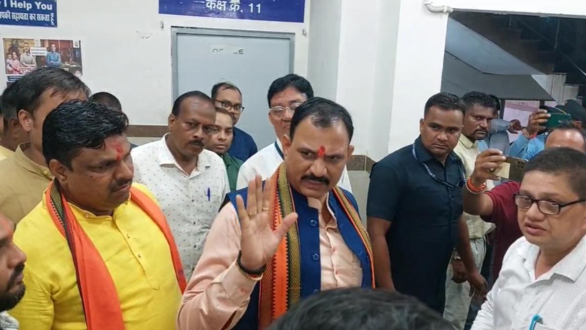 अस्पताल के आइसोलेशन वार्ड के निर्माण में अनियमितता पर बिफरे स्वास्थ्य मंत्री जायसवाल, सब इंजीनियर को किया बर्खास्त