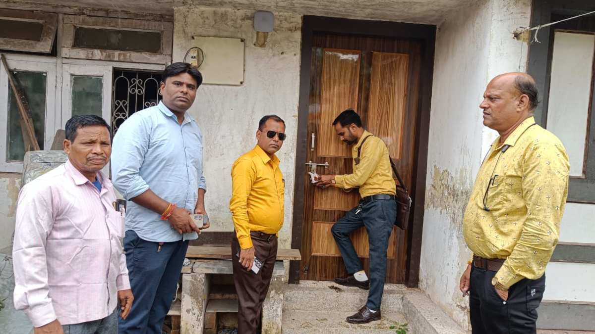 जोन 3 में राजस्व विभाग ने चलाया वसूली अभियान, राशि नहीं पटाने वाले बकायादारों पर की सीलबंद कार्रवाई