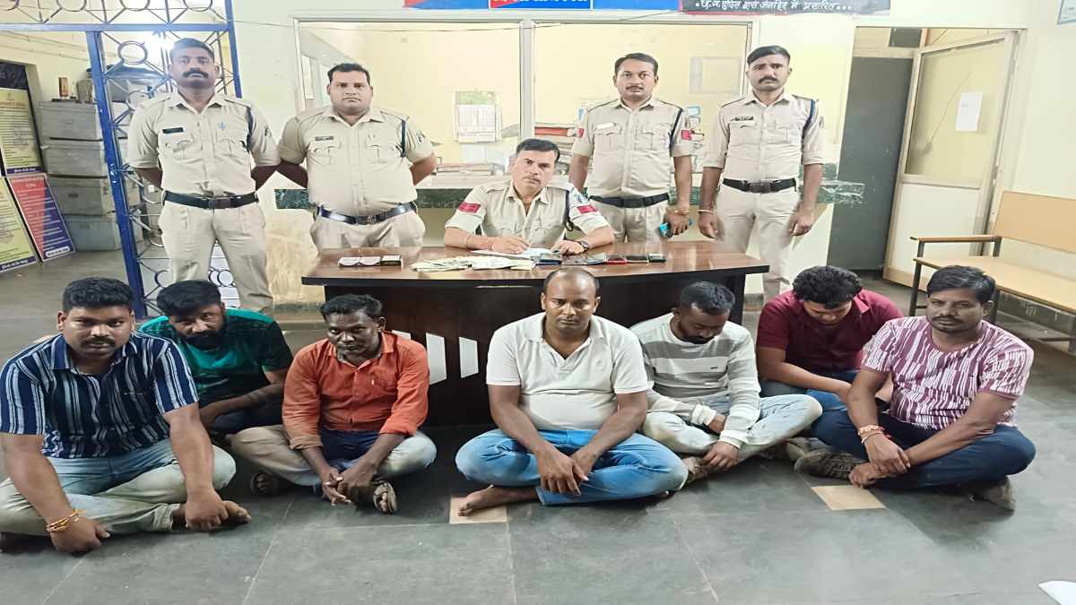 छत्तीसगढ़: देसी कट्टे के साथ सजी ’52 परियों की महफिल’, पुलिस ने मारी रेड