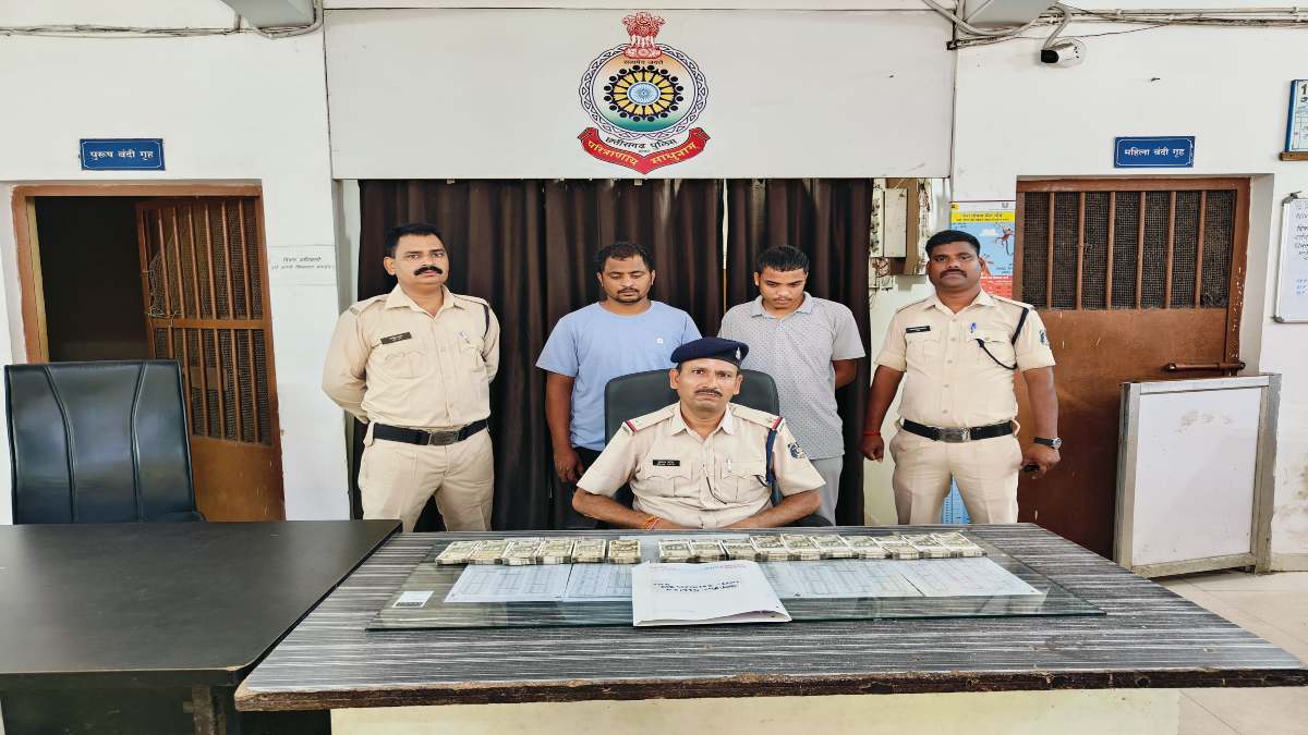 फर्जी सीबीआई अफसर बनकर की चोरी, गिरोह के फरार दो सदस्य चढ़े पुलिस के हत्थे, 7 लाख 82 हजार कैश जब्त