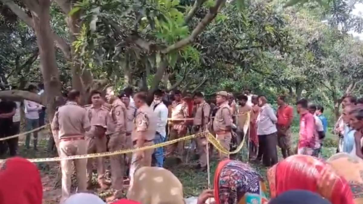जन्माष्टमी पर मंदिर गई थीं दो सहेलियां, पेड़ पर लटके मिले दोनों के शव, क्षेत्र में मचा हड़कंप
