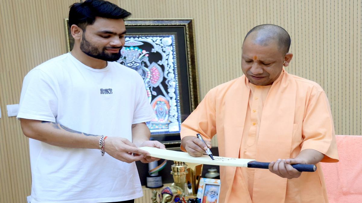 बैट्समैन रिंकू सिंह ने CM योगी से की मुलाकात, मुख्यमंत्री ने बल्ले पर दिया ऑटोग्राफ