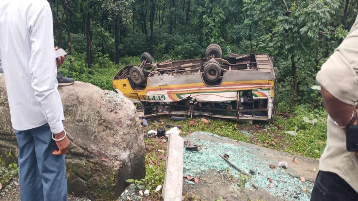 बड़ा हादसा: यात्रियों से भरी बस खाई में गिरी, 40 से अधिक यात्री घायल, कोई जनहानि नहीं
