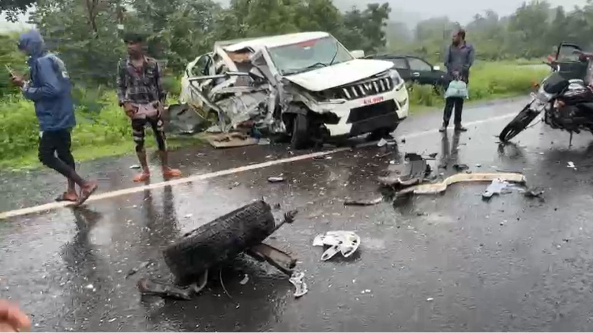 भीषण सड़क हादसाः दो बोलेरो आपस में टकरा कर तीसरे कार पर पलटी, एयर बैग खुलने से बची जान, आरईएस के सब इंजीनियर समेत 4 घायल