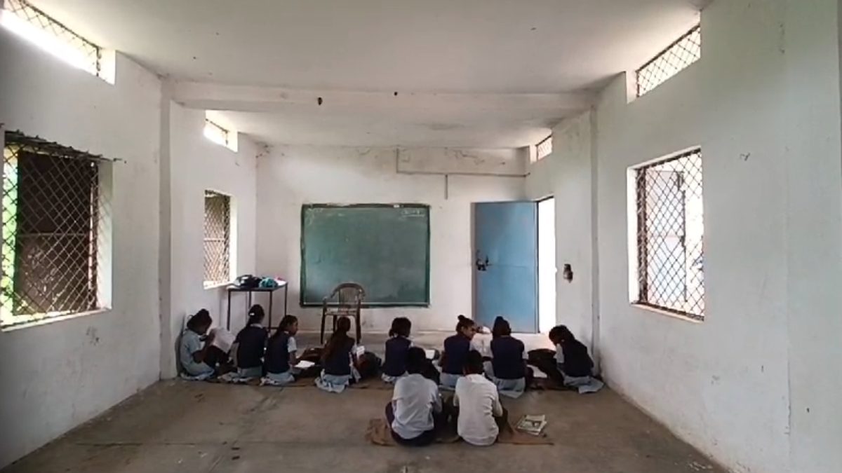 भगवान भरोसे सरकारी स्कूल! कई दिनों ने नहीं मिला रहा मिड-डे-मिल, शौचालय होने बाद भी खुले में शौच कर रहे बच्चे