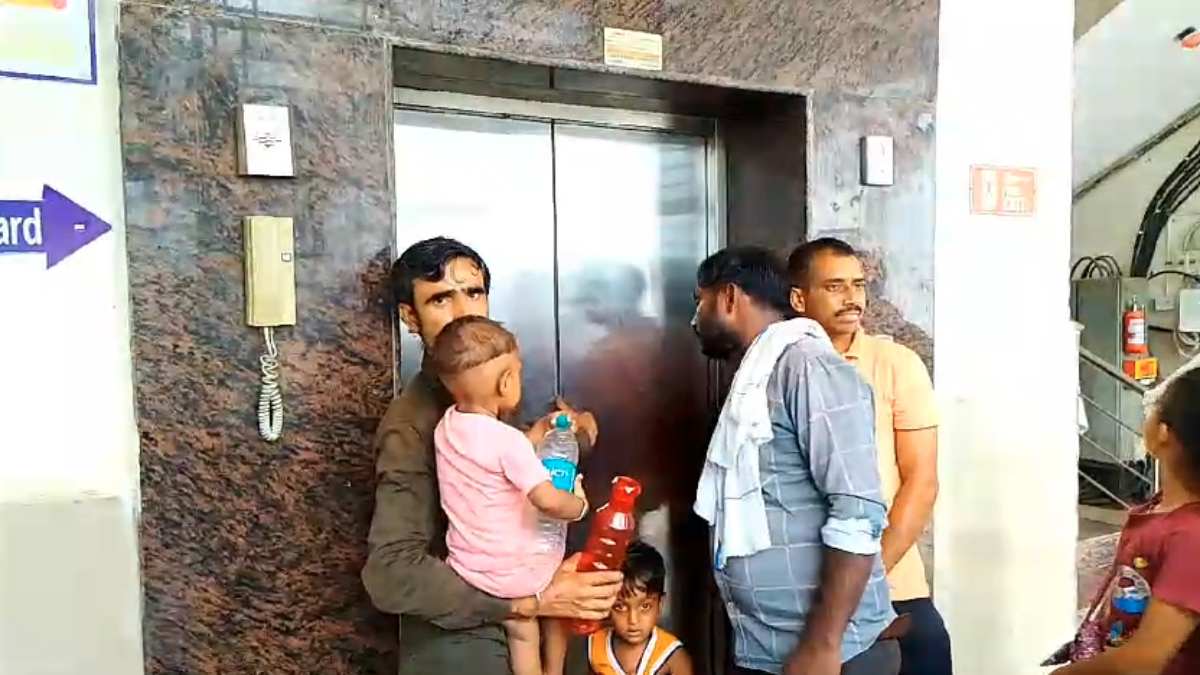 अस्पताल प्रबंधन की बड़ी लापरवाही: बिजली जाने से लिफ्ट के अंदर फंसे रहे 4 बच्चे, परिजनों ने किया हंगामा