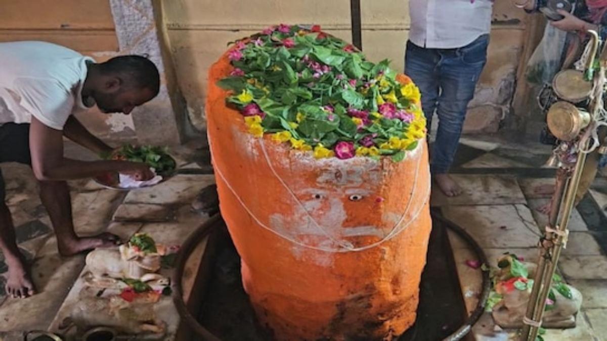 आधी रात जब अचानक मंदिर में बजने लगी घंटियां… ऐसा मंदिर जहां देवी-देवता करते हैं देवाधिदेव महादेव की पूजा