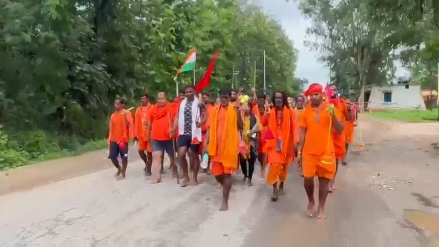 शिव भक्ति में डूबे विधायक: वाराणसी से गंगाजल लेकर छत्तीसगढ़ पहुंचे MLA रामकुमार टोप्पो, 409 किमी की यात्रा कर 12 अगस्त को मैनपाट में करेंगे जलाभिषेक
