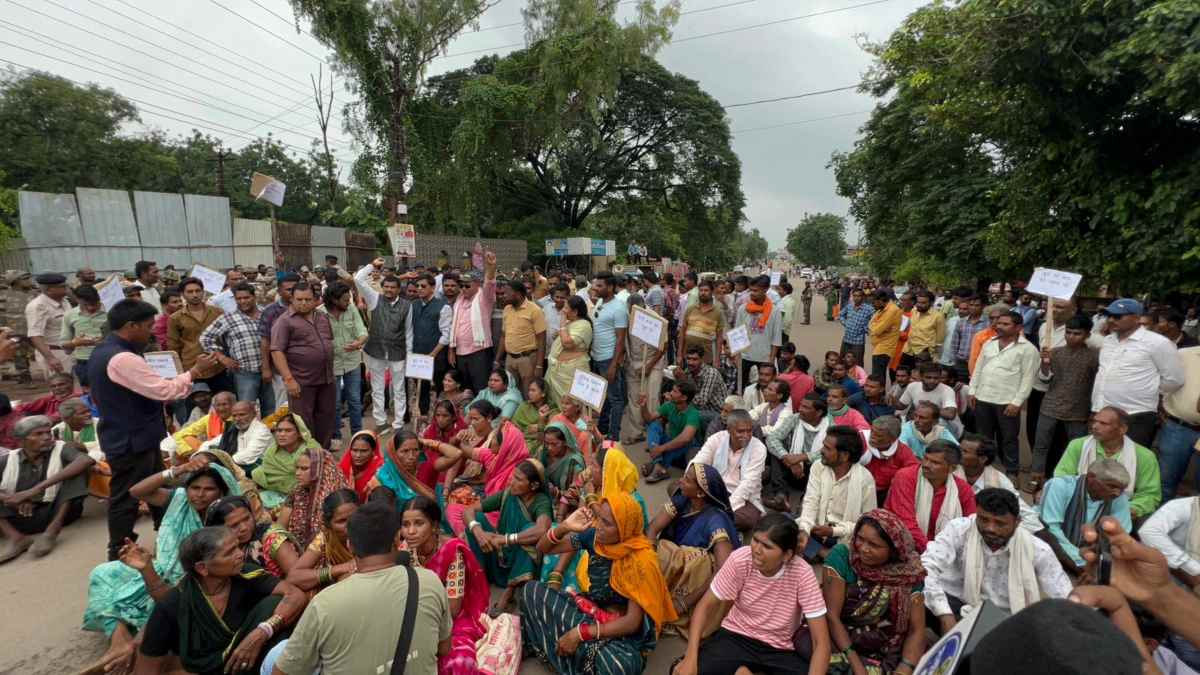 3 महीने बाद भी हत्यारे को पकड़ने में पुलिस नाकाम, ग्रामीणों में भारी आक्रोश, थाना घेराव के साथ मुख्य मार्ग पर किया चक्का जाम