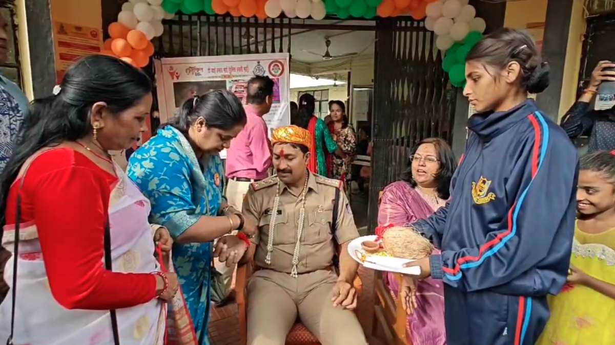 ‘टीआई हमारा भाई’ अभियान: सैकड़ों बहनों ने थाना प्रभारी को बांधी राखी, सुरक्षा का लिया वचन