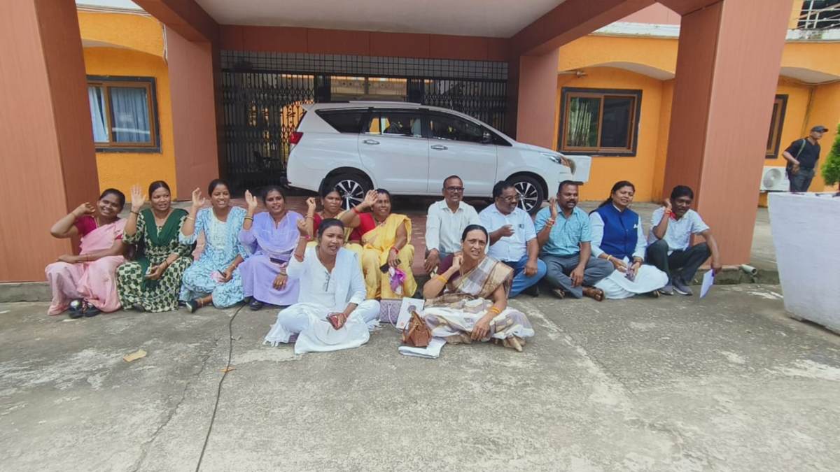 जिला पंचायत सदस्यों और जनपद अध्यक्षों ने सामान्य सभा का किया बहिष्कार, CEO पर लगाए अभद्रता के आरोप