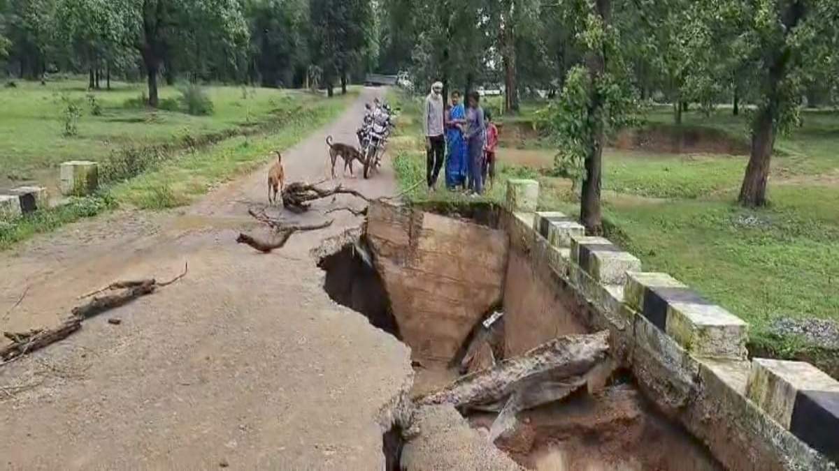 भ्रष्टाचार की भेंट चढ़ा पुल: नक्सलियों के आमद के बीच जवानों के कड़ी सुरक्षा घेरे में बना पुल पहली ही बारिश के बहा, कई गांव का टूटा संपर्क