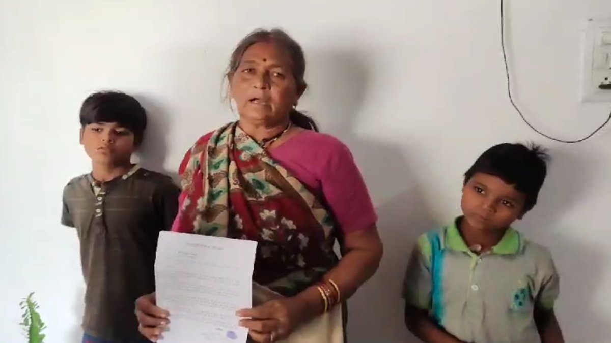 MP में लाचार सिस्टम! 3 साल से भरण-पोषण की राशि के लिए भटक रही बुजुर्ग महिला, अधिकारी बजट नहीं होने का रो रहे रोना