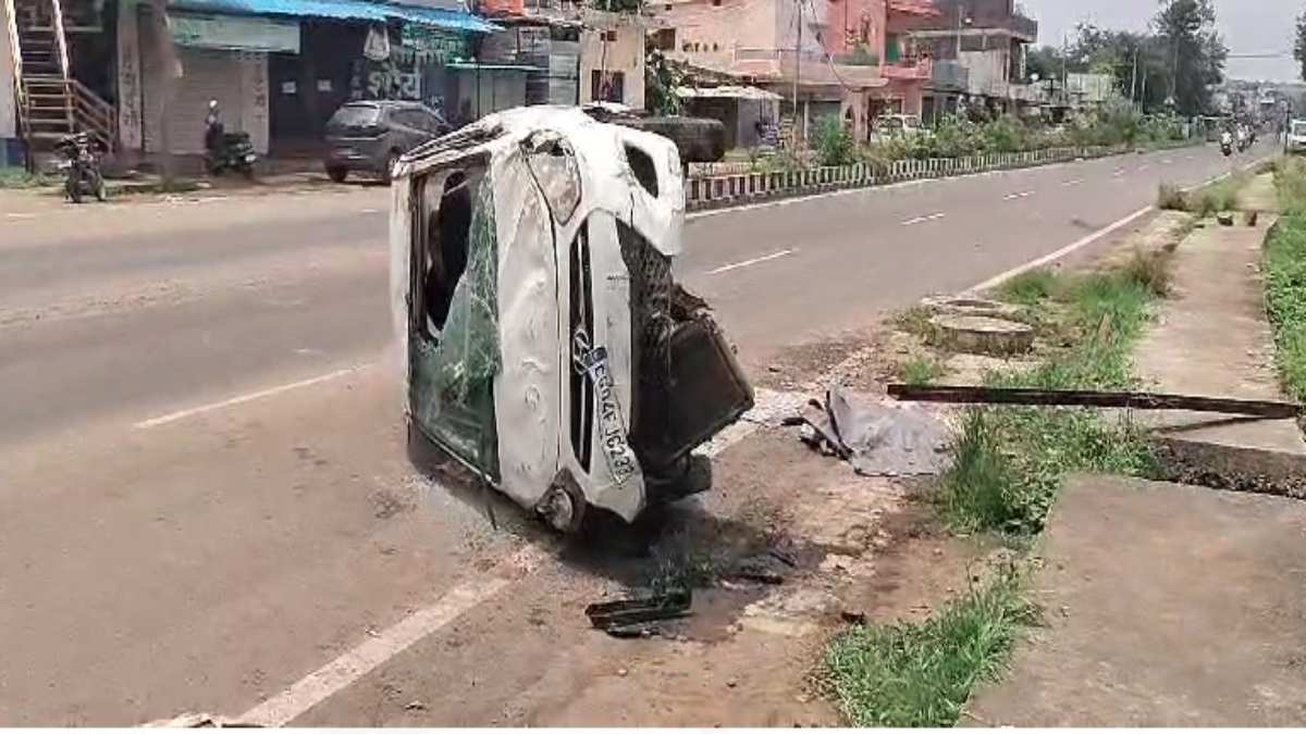 तेज रफ्तार कार डिवाइडर से टकराकर पलटी, प्रशिक्षु डॉक्टर की मौत, दूसरा गंभीर घायल