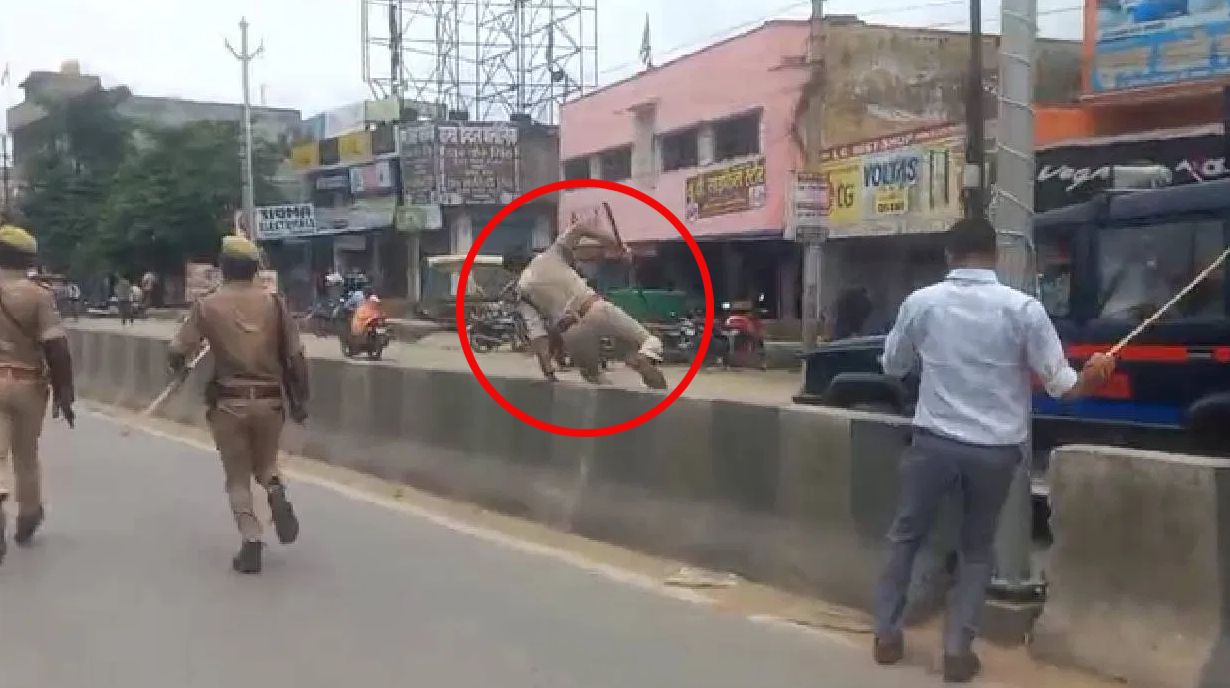 IPS अफसर का सिंघम अवतार : देवरिया SP ने डिवाइडर से लगाई छलांग, Video वायरल होने पर लोग कर रहे तारीफ