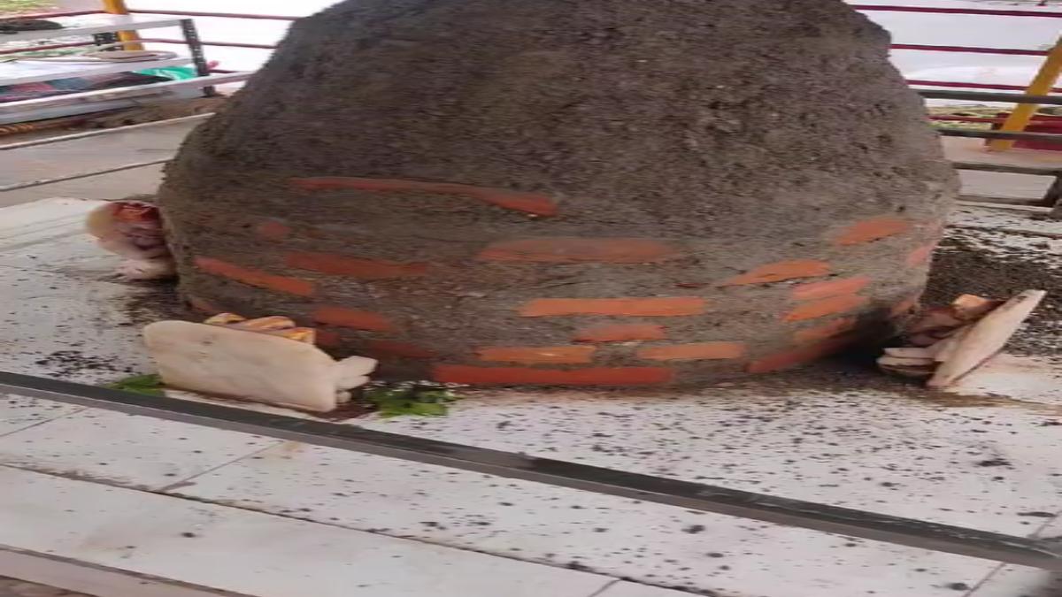 श्रावण सोमवार को शिव मंदिर में नापाक हरकतः शिवलिंग को ईटों से चुनवाया, रेलिंग में लगाया करंट और बाहर से लगाया ताला