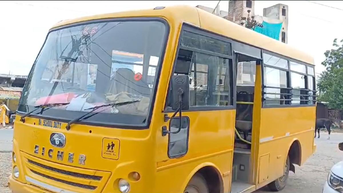 मां ड्राइवर अंकल गंदे है: स्कूल बस के चालक ने 10 वर्षीय मासूम को किया बेड टच, FIR के बाद आरोपी गिरफ्तार