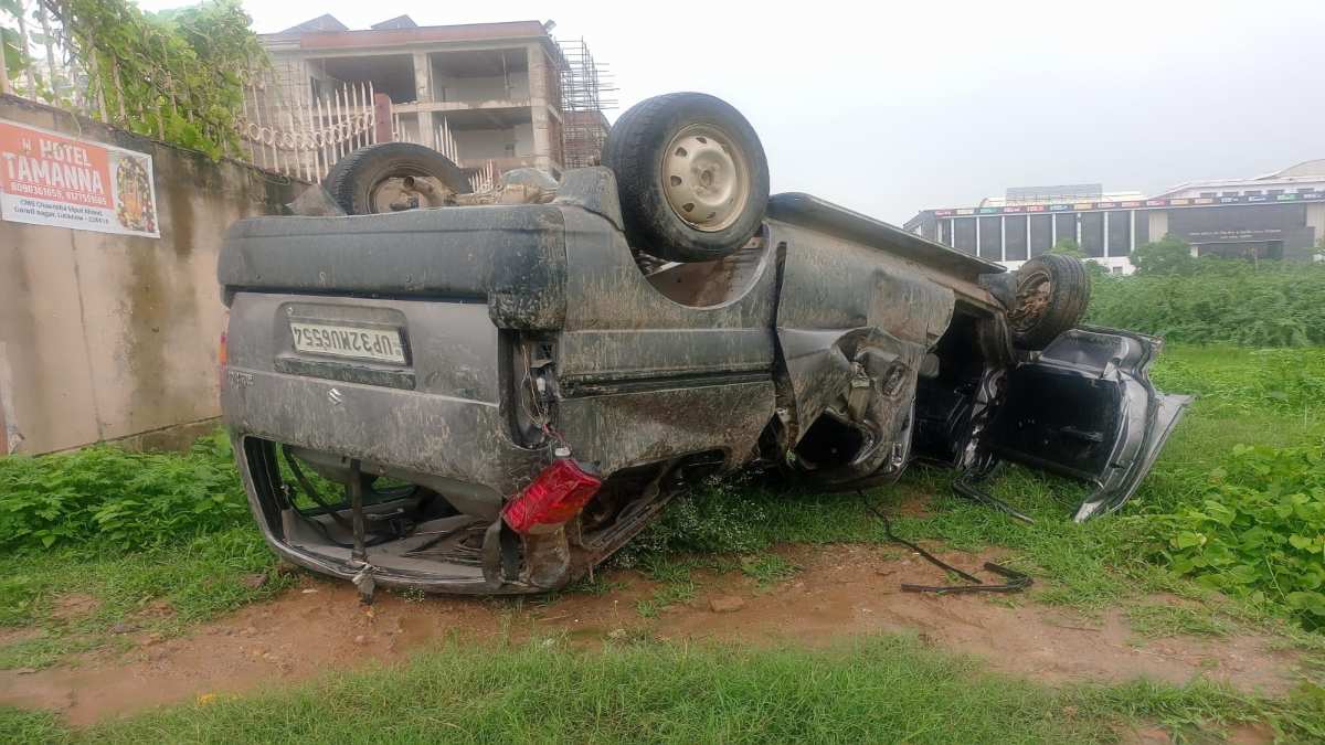 टायर फटने से पलटी स्कूली वैन, वाहन में सवार थे 12 बच्चे, जानिए कहां घटा ये हादसा…