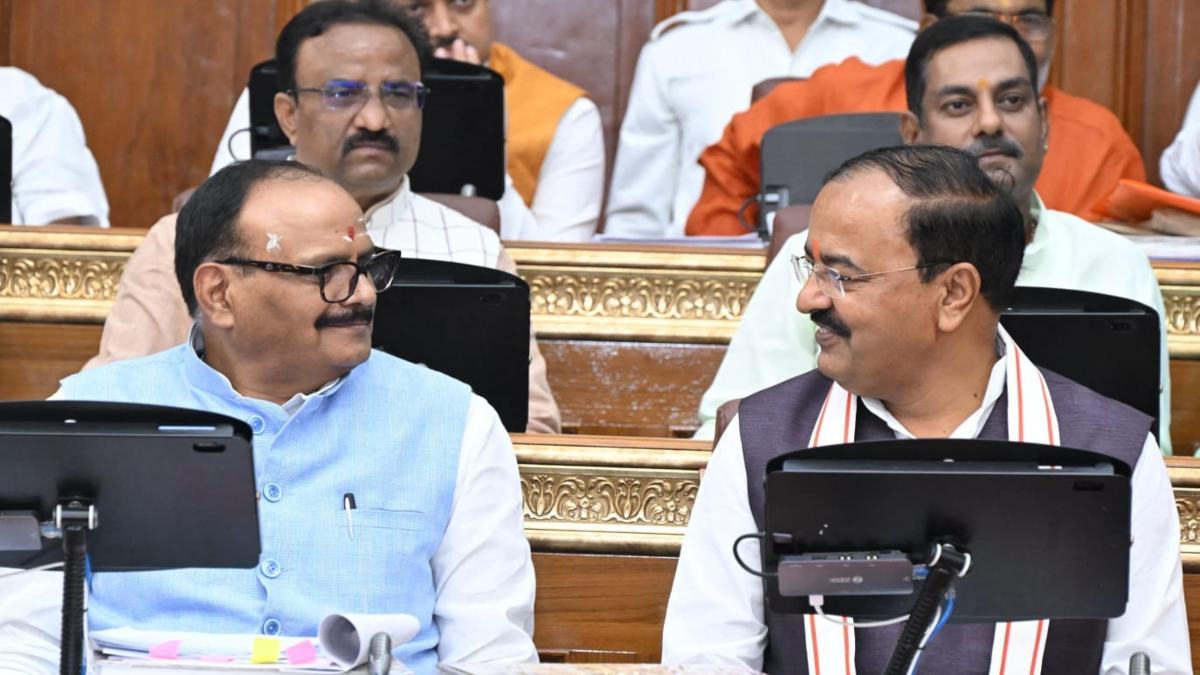 एक जैसा टीका क्या दे रहा संदेश? विधान परिषद में माथे पर तिलक लगाकर पहुंचे दोनों डिप्टी CM, तस्वीर वायरल