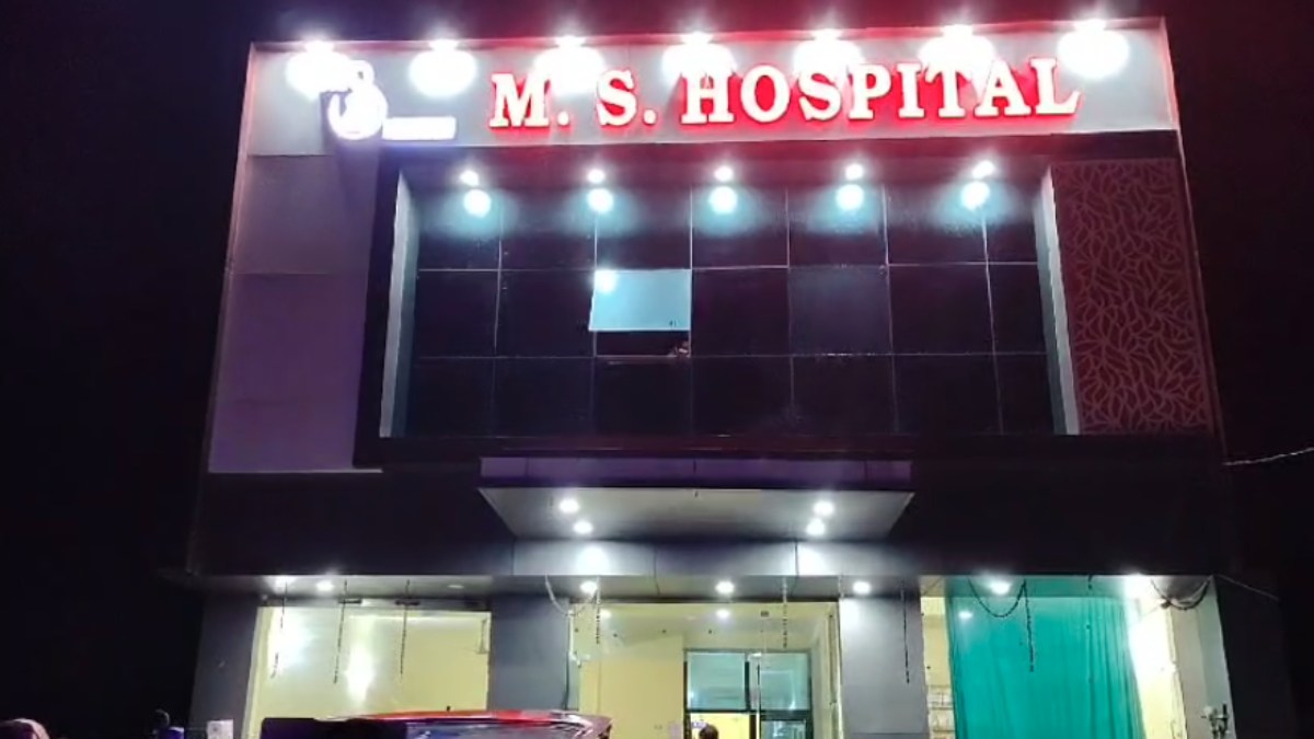 दुर्घटना में घायल युवक को जिला अस्पताल से दलालों ने पहुंचाया प्राइवेट अस्पताल, हुई मौत, परिजनों ने किया हंगामा