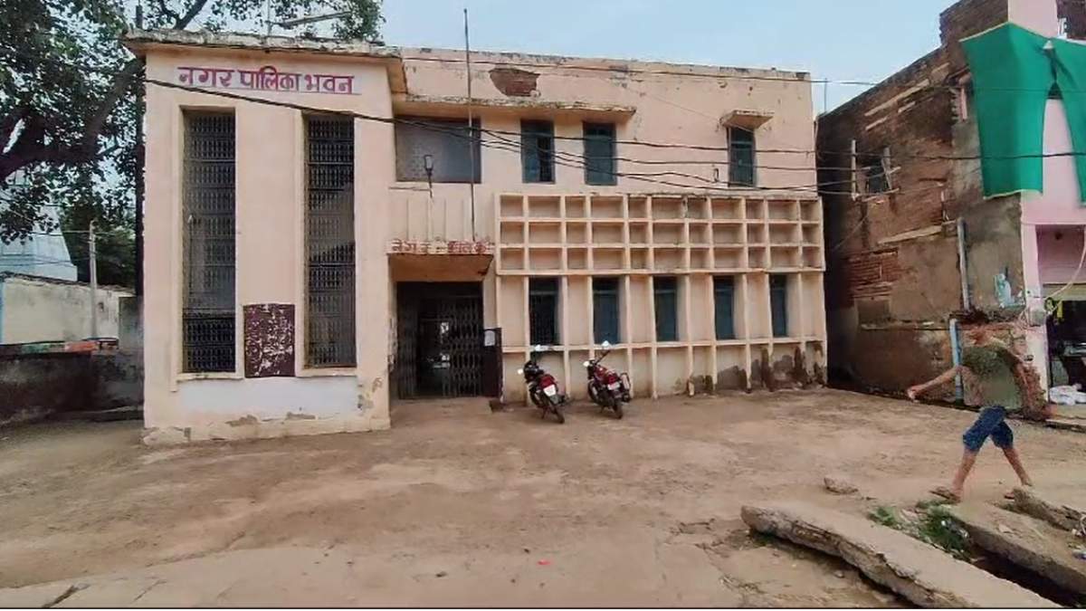 नगर पालिका CMO निलंबितः दो मेला संचालकों को अनुमित देने के विवाद पर कमिश्नर ने की कार्रवाई