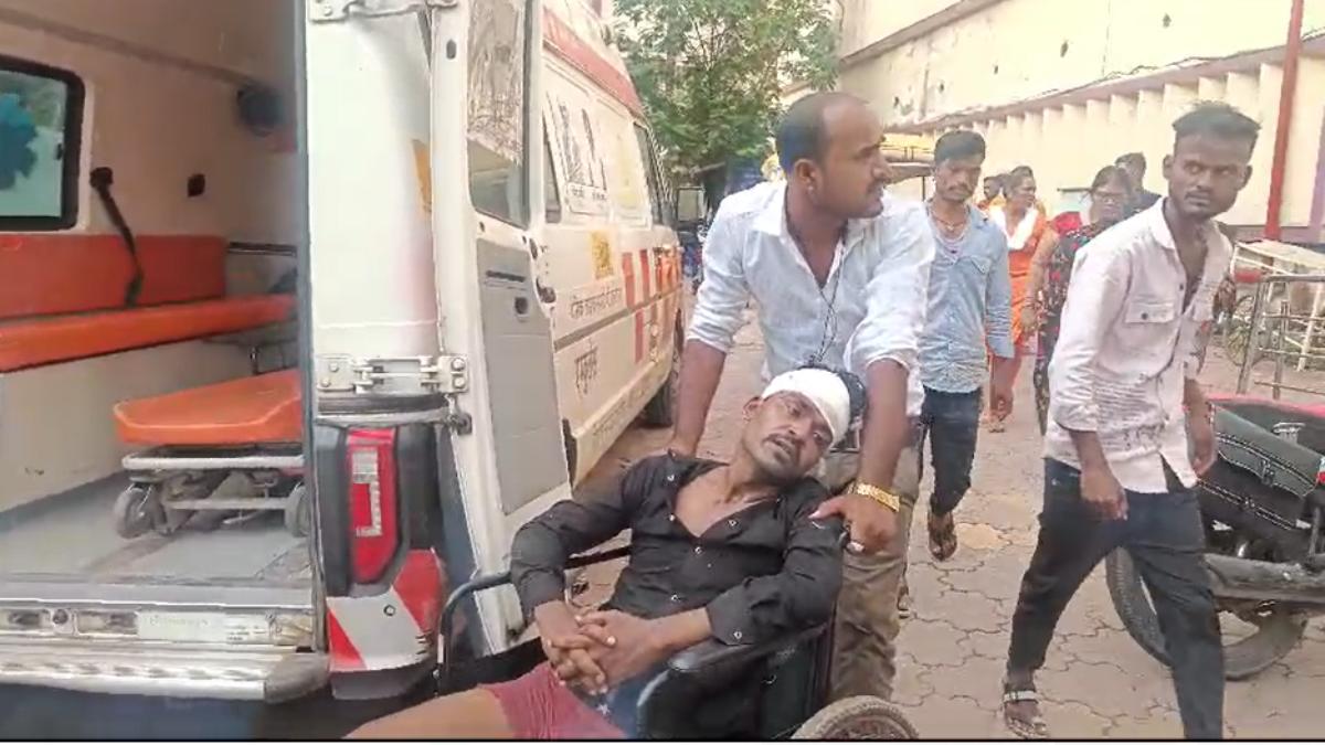 युवक को चाकूओं से गोदाः सिर और जांघ पर किए कई वार, गंभीर हालत में जिला अस्पताल से मेडिकल कॉलेज रेफर