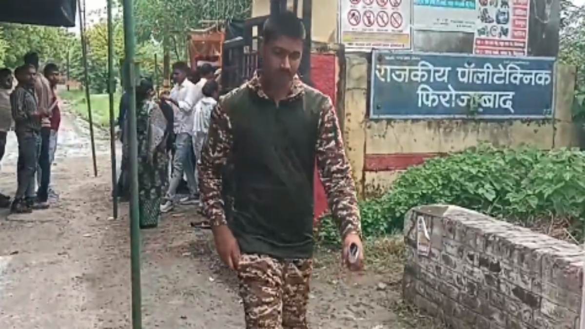 UP Police Exam : वर्दी में परीक्षा देने पहुंचे CRPF जवान, लोगों से कहा- उत्तर प्रदेश में करना चाहते हैं नौकरी