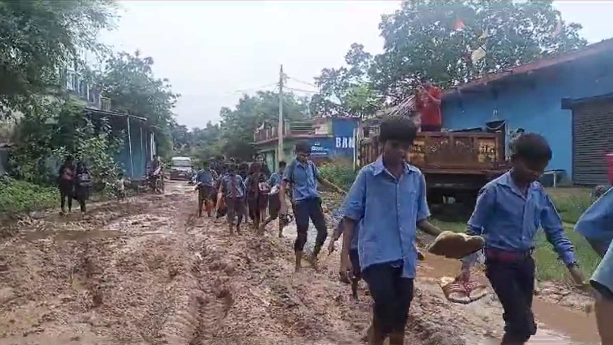 CG NEWS: जिला प्रशासन के दावों की खुली पोल, कीचड़ भरे रास्तों से छात्र स्कूल जाने को मजबूर, ग्रामीणों ने कहा-हालात बद से बदतर